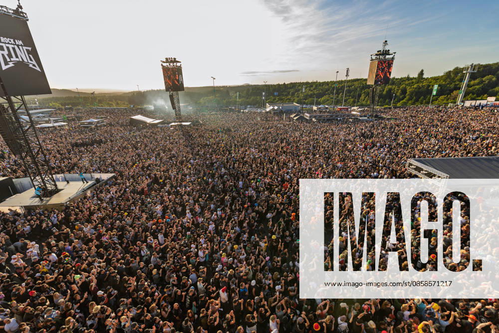 Rock am Ring 2026 Full infield 07 06 26 Tens of thousands of visitors stand in front of the Utopia Stage in the densely packed infield at Rock am Ring 2026 at the Nürburgring in Nürburg in the late afternoon The Utopia Stage, which is located in the paddock, is the largest of the three festival stages th