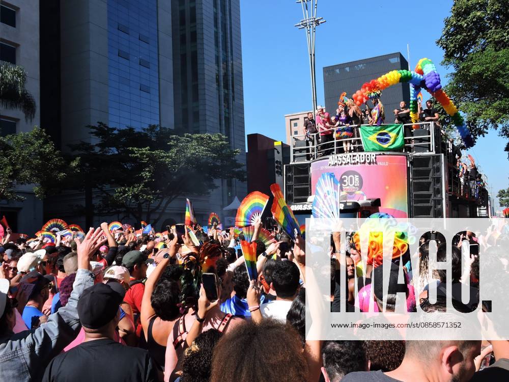 30th LGBT+ Pride Parade in Sao Paulo culture shows paradesp federal deputy Erika Hilton (PSOL) raises the audience present. movement of participants, children, activists, drags, transvestites and tourists on Avenida Paulista during the 30th LGBT+ Pride Parade in Sao Paulo, held this Sunday (7). The event features shows by Gloria Groove, Pabllo Vittar, Melody and other artists who perform in defense of diversity, the rights of the LGBT+ population and political participation, with concentration in front of MASP and parade of electric trios along Avenida Paulista and Consolacao.(Foto: Leandro Chemalle Thenews2 imago images) 30th LGBT+ Pride Parade in Sao Paulo