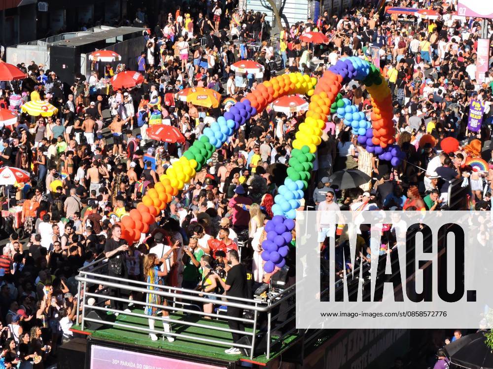 A large crowd attends the 30th LGBT+ parade. culture shows paradesp movement of participants, children, activists, drags, transvestites and tourists on Paulista Avenue during the 30th LGBT+ Pride Parade in Sao Paulo, held this Sunday (7). The event features shows by Gloria Groove, Pabllo Vittar, Melody and other artists who perform in defense of diversity, the rights of the LGBT+ population and political participation, with concentration in front of MASP and parade of electric trios along Paulista Avenue and Consolacao.(Foto: Leandro Chemalle Thenews2 imago images) A large crowd attends the 30th LGBT+ parade.