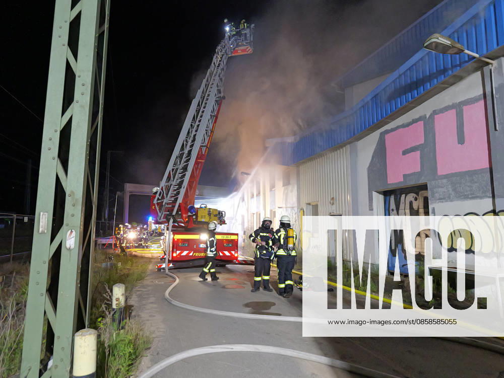 Major fire in Wunstorf 180 firefighters battle a fire in a former warehouse Strong heat development makes extinguishing work difficultb
