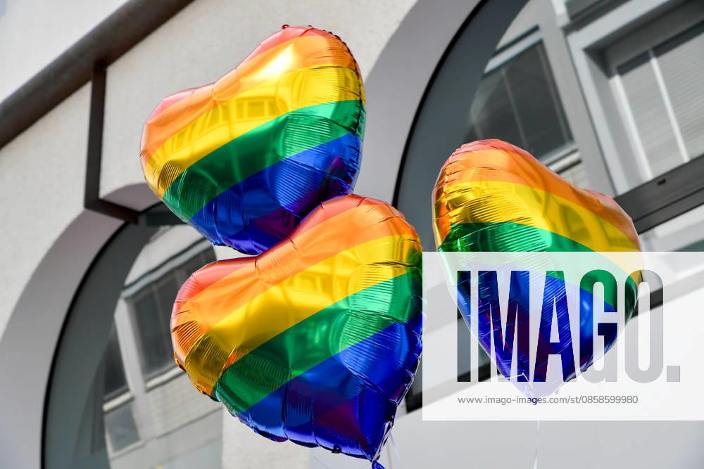 Deutschland, Baden-Wuerttemberg, Karlsruhe 08.06.2026, Deutschland, GER, Baden-Wuerttemberg, Karlsruhe im Bild Themenbild, CSD Karlsruhe 2026, Christopher Street Day, Karlsruhe Pride, LGBTQIA+, Pride, Vielfalt, Diversität, Gleichberechtigung, Akzeptanz, Toleranz, Sichtbarkeit, Queer Community, Love is Love, Regenbogenflagge, Pride Parade, Demonstration, Menschenrechte, Inklusion, Antidiskriminierung, Solidarität, Community, Empowerment, Gender Diversity, Trans Rights, Nonbinary, Lesbian, Gay, Bisexual, Queer, Ally, Pride Month, Straßenfest, Vielfalt feiern, Gleichstellung, Karlsruhe Events, Baden-Württemberg, bunt, laut, stolz, Liebe, Respekt, Freiheit, Zusammenhalt, Christopher Street Day Karlsruhe, CSD 2026, Pride Karlsruhe, Queere Si Deutschland, Baden-Wuerttemberg, Karlsruhe, 08.06.2026-1