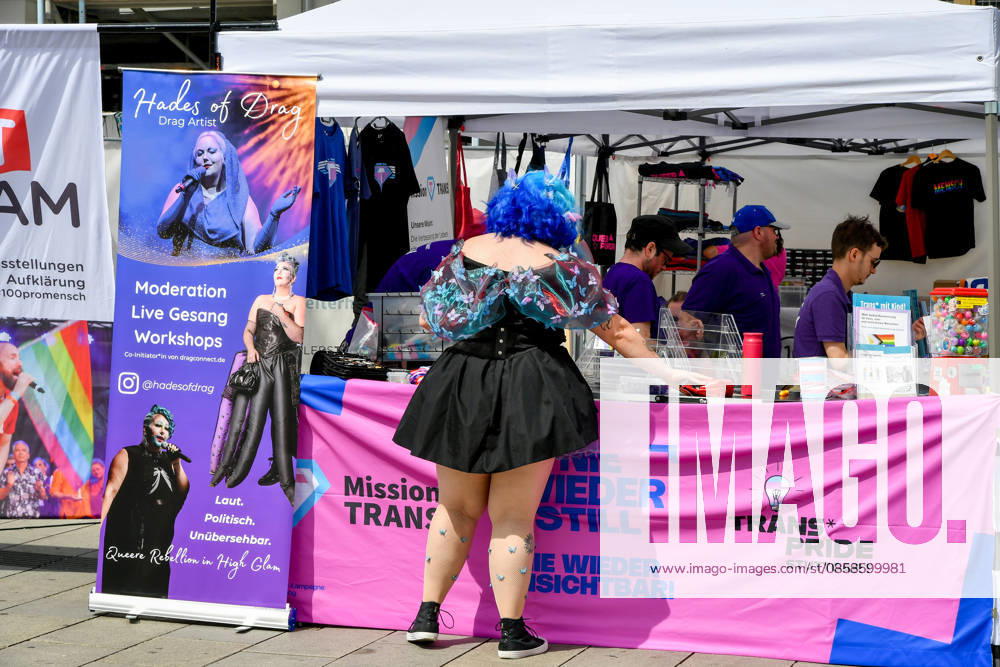 Deutschland, Baden-Wuerttemberg, Karlsruhe 08.06.2026, Deutschland, GER, Baden-Wuerttemberg, Karlsruhe im Bild Themenbild, CSD Karlsruhe 2026, Christopher Street Day, Karlsruhe Pride, LGBTQIA+, Pride, Vielfalt, Diversität, Gleichberechtigung, Akzeptanz, Toleranz, Sichtbarkeit, Queer Community, Love is Love, Regenbogenflagge, Pride Parade, Demonstration, Menschenrechte, Inklusion, Antidiskriminierung, Solidarität, Community, Empowerment, Gender Diversity, Trans Rights, Nonbinary, Lesbian, Gay, Bisexual, Queer, Ally, Pride Month, Straßenfest, Vielfalt feiern, Gleichstellung, Karlsruhe Events, Baden-Württemberg, bunt, laut, stolz, Liebe, Respekt, Freiheit, Zusammenhalt, Christopher Street Day Karlsruhe, CSD 2026, Pride Karlsruhe, Queere Si Deutschland, Baden-Wuerttemberg, Karlsruhe, 08.06.2026-10