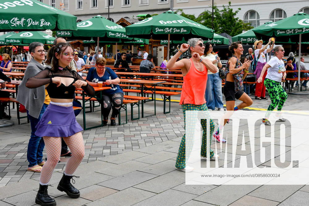 Deutschland, Baden-Wuerttemberg, Karlsruhe 08.06.2026, Deutschland, GER, Baden-Wuerttemberg, Karlsruhe im Bild Themenbild, CSD Karlsruhe 2026, Christopher Street Day, Karlsruhe Pride, LGBTQIA+, Pride, Vielfalt, Diversität, Gleichberechtigung, Akzeptanz, Toleranz, Sichtbarkeit, Queer Community, Love is Love, Regenbogenflagge, Pride Parade, Demonstration, Menschenrechte, Inklusion, Antidiskriminierung, Solidarität, Community, Empowerment, Gender Diversity, Trans Rights, Nonbinary, Lesbian, Gay, Bisexual, Queer, Ally, Pride Month, Straßenfest, Vielfalt feiern, Gleichstellung, Karlsruhe Events, Baden-Württemberg, bunt, laut, stolz, Liebe, Respekt, Freiheit, Zusammenhalt, Christopher Street Day Karlsruhe, CSD 2026, Pride Karlsruhe, Queere Si Deutschland, Baden-Wuerttemberg, Karlsruhe, 08.06.2026-18