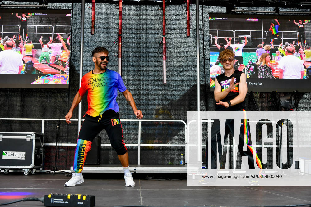 Deutschland, Baden-Wuerttemberg, Karlsruhe 08.06.2026, Deutschland, GER, Baden-Wuerttemberg, Karlsruhe im Bild Themenbild, CSD Karlsruhe 2026, Christopher Street Day, Karlsruhe Pride, LGBTQIA+, Pride, Vielfalt, Diversität, Gleichberechtigung, Akzeptanz, Toleranz, Sichtbarkeit, Queer Community, Love is Love, Regenbogenflagge, Pride Parade, Demonstration, Menschenrechte, Inklusion, Antidiskriminierung, Solidarität, Community, Empowerment, Gender Diversity, Trans Rights, Nonbinary, Lesbian, Gay, Bisexual, Queer, Ally, Pride Month, Straßenfest, Vielfalt feiern, Gleichstellung, Karlsruhe Events, Baden-Württemberg, bunt, laut, stolz, Liebe, Respekt, Freiheit, Zusammenhalt, Christopher Street Day Karlsruhe, CSD 2026, Pride Karlsruhe, Queere Si Deutschland, Baden-Wuerttemberg, Karlsruhe, 08.06.2026-24