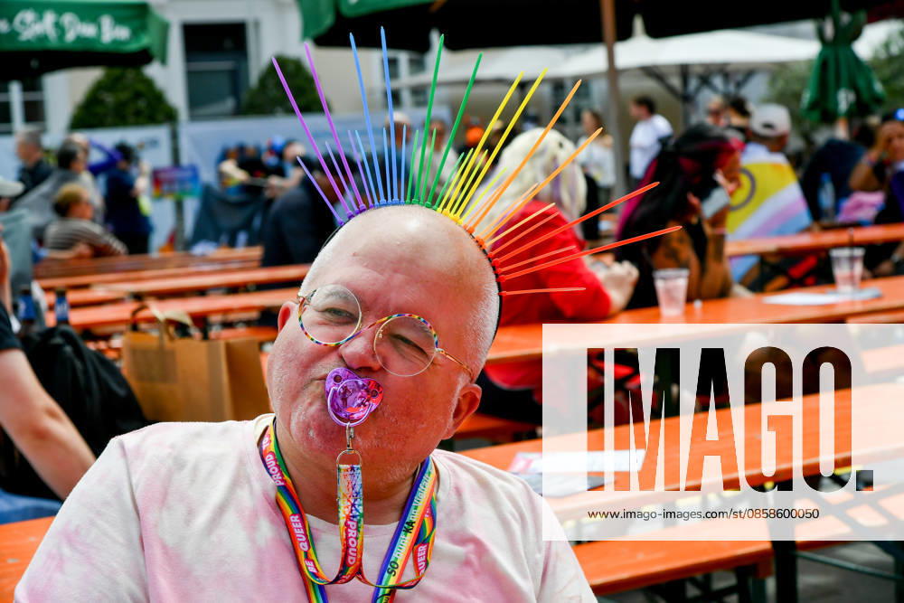 Deutschland, Baden-Wuerttemberg, Karlsruhe 08.06.2026, Deutschland, GER, Baden-Wuerttemberg, Karlsruhe im Bild Themenbild, CSD Karlsruhe 2026, Christopher Street Day, Karlsruhe Pride, LGBTQIA+, Pride, Vielfalt, Diversität, Gleichberechtigung, Akzeptanz, Toleranz, Sichtbarkeit, Queer Community, Love is Love, Regenbogenflagge, Pride Parade, Demonstration, Menschenrechte, Inklusion, Antidiskriminierung, Solidarität, Community, Empowerment, Gender Diversity, Trans Rights, Nonbinary, Lesbian, Gay, Bisexual, Queer, Ally, Pride Month, Straßenfest, Vielfalt feiern, Gleichstellung, Karlsruhe Events, Baden-Württemberg, bunt, laut, stolz, Liebe, Respekt, Freiheit, Zusammenhalt, Christopher Street Day Karlsruhe, CSD 2026, Pride Karlsruhe, Queere Si Deutschland, Baden-Wuerttemberg, Karlsruhe, 08.06.2026-30