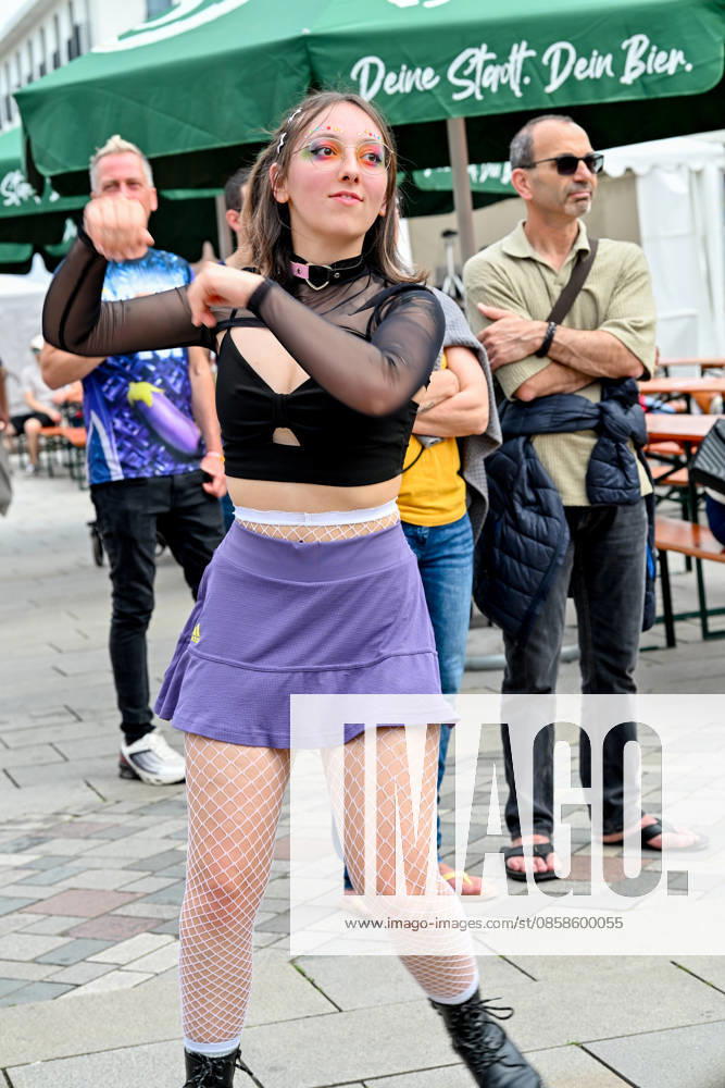 Deutschland, Baden-Wuerttemberg, Karlsruhe 08.06.2026, Deutschland, GER, Baden-Wuerttemberg, Karlsruhe im Bild Themenbild, CSD Karlsruhe 2026, Christopher Street Day, Karlsruhe Pride, LGBTQIA+, Pride, Vielfalt, Diversität, Gleichberechtigung, Akzeptanz, Toleranz, Sichtbarkeit, Queer Community, Love is Love, Regenbogenflagge, Pride Parade, Demonstration, Menschenrechte, Inklusion, Antidiskriminierung, Solidarität, Community, Empowerment, Gender Diversity, Trans Rights, Nonbinary, Lesbian, Gay, Bisexual, Queer, Ally, Pride Month, Straßenfest, Vielfalt feiern, Gleichstellung, Karlsruhe Events, Baden-Württemberg, bunt, laut, stolz, Liebe, Respekt, Freiheit, Zusammenhalt, Christopher Street Day Karlsruhe, CSD 2026, Pride Karlsruhe, Queere Si Deutschland, Baden-Wuerttemberg, Karlsruhe, 08.06.2026-34