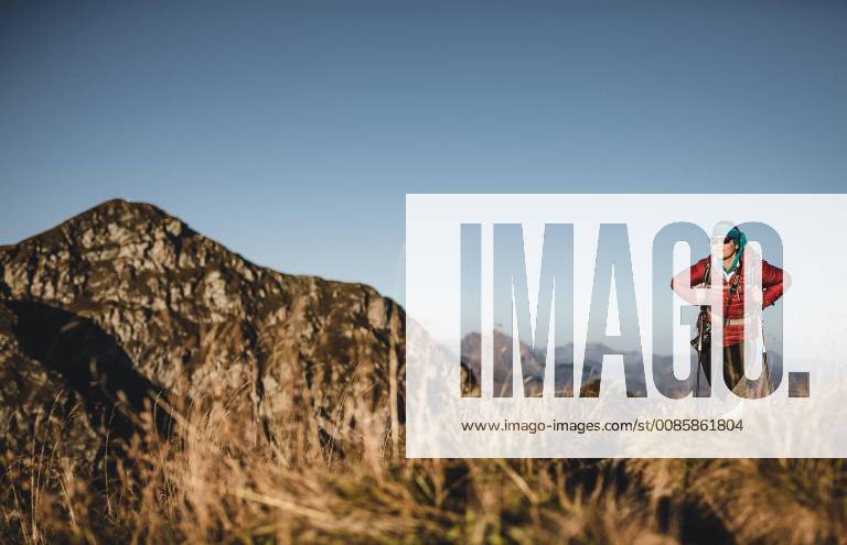 THEME PICTURE a woman on a mountain meadow during a hike on the Tristkogel taken on 16 September 2018 in Saalbach Hinterglemm Austria A woman on a mountain meadow during a hike on the Tristkogel Saalbach Hinterglemm Austria on 2018 09 16 EX_OBH
