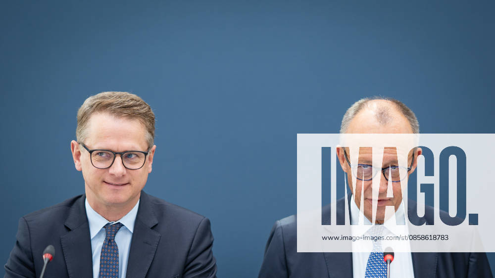 Carsten Linnemann, CDU Secretary General, Friedrich Merz, CDU Chairman and Federal Chancellor from left at the beginning of the Federal Executive Committee meeting CDU Federal Executive Committee and committee meetings on 08 06 2026, Berlin Berlin Germany Konrad Adenauer Haus, Bundespart
