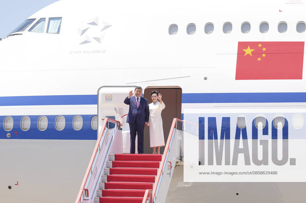 (260608) -- PYONGYANG, June 8, 2026 -- Xi Jinping, general secretary of the Communist Party of China Central Committee and Chinese president, and his wife, Peng Liyuan, step out of the airplane cabin upon arrival in Pyongyang, the Democratic People s Republic of Korea (DPRK), on June 8, 2026. Xi arrived in Pyongyang on Monday for a state visit to the DPRK. ) DPRK-PYONGYANG-CHINA-XI JINPING-STATE VISIT-ARRIVAL LixYan