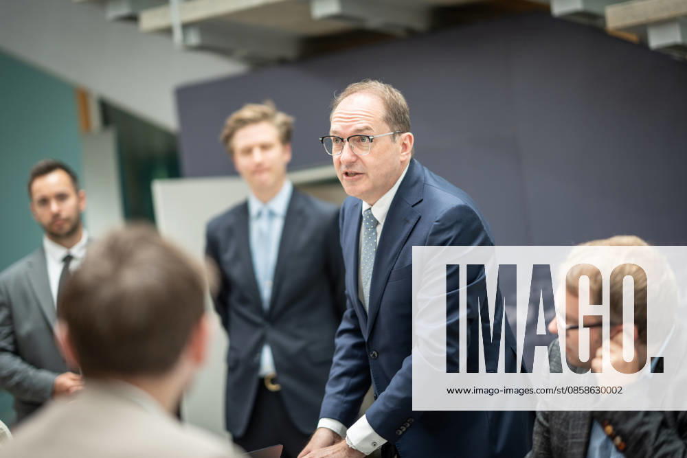 Federal Minister of the Interior Alexander Dobrindt holds a background discussion with the journalists present after the Federal Executive Committee meeting CDU Federal Executive Committee and committee meetings on 08 06 2026, Berlin Berlin Germany Konrad Adenauer Haus, Bundespart