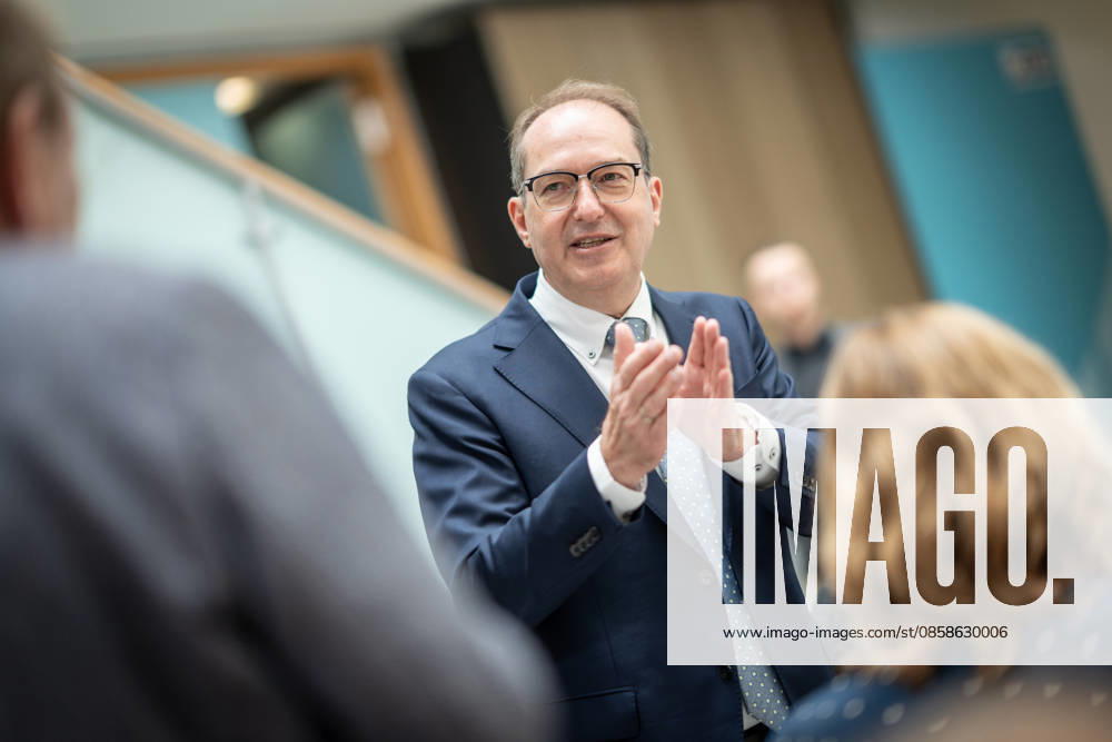 Federal Minister of the Interior Alexander Dobrindt holds a background discussion with the journalists present after the Federal Executive Committee meeting CDU Federal Executive Committee and committee meetings on 08 06 2026, Berlin Berlin Germany Konrad Adenauer Haus, Bundespart