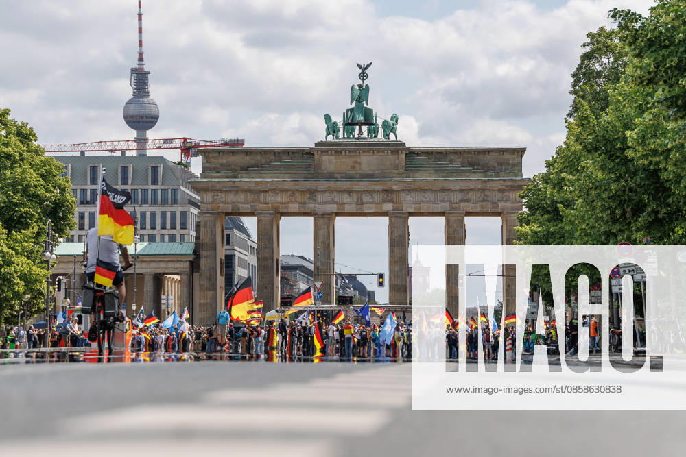 Protest action critical of the government 8 6 2026, Berlin Large demonstration at the Brandenburg Gate Protest action critical of the government that runs under the name 1MillionProject Berlin Germany