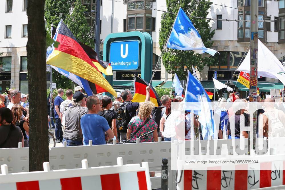 Mitte Demonstration against the federal government Participants march past Oranienburger Tor