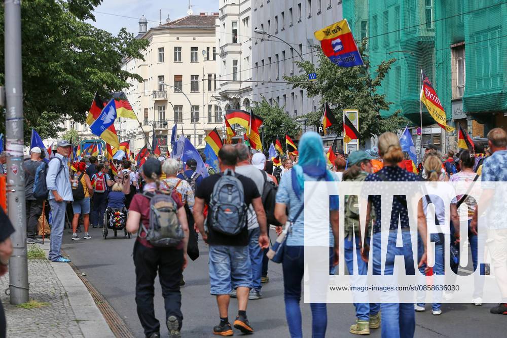 Mitte Demonstration against the federal government Participants walk through the government district