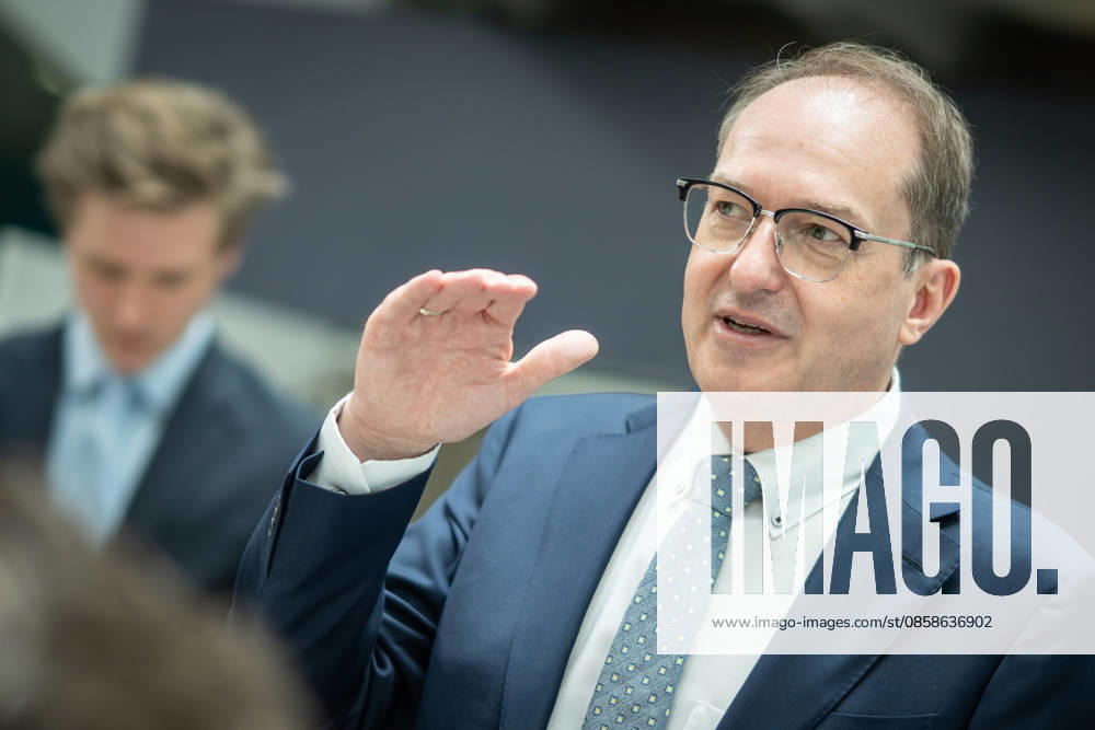 Federal Minister of the Interior Alexander Dobrindt holds a background discussion with the journalists present after the Federal Executive Committee meeting CDU Federal Executive Committee and committee meetings on 08 06 2026, Berlin Berlin Germany Konrad Adenauer Haus, Bundespart