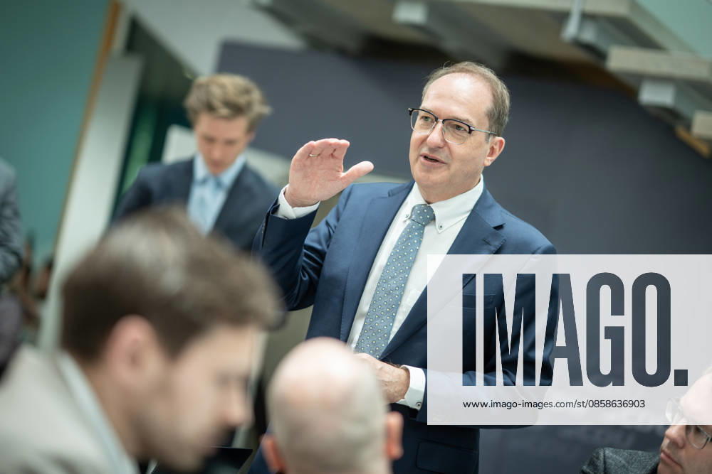 Federal Minister of the Interior Alexander Dobrindt holds a background discussion with the journalists present after the Federal Executive Committee meeting CDU Federal Executive Committee and committee meetings on 08 06 2026, Berlin Berlin Germany Konrad Adenauer Haus, Bundespart
