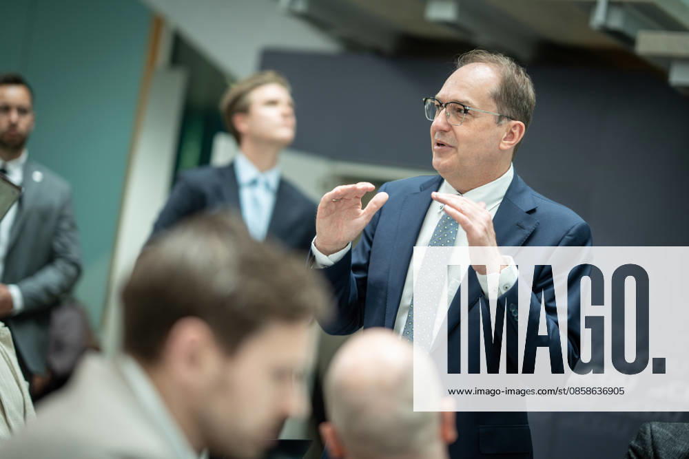 Federal Minister of the Interior Alexander Dobrindt holds a background discussion with the journalists present after the Federal Executive Committee meeting CDU Federal Executive Committee and committee meetings on 08 06 2026, Berlin Berlin Germany Konrad Adenauer Haus, Bundespart
