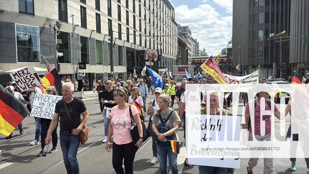 Thousands join anti-government protest organized by Project M1llion in Berlin BERLIN, GERMANY - JUNE 8: Thousands of demonstrators gather in front of the historic Brandenburg Gate, holding German flags and banners, to protest against the German government during a demonstration organized by the Projekt M1llion initiative in Berlin, Germany, on June 8, 2026. Protesters called for the immediate resignation of the government, early elections, and changes to migration, energy, and tax policies. Erbil Basay Anadolu Berlin Germany. Editorial use only. Please get in touch for any other usage.