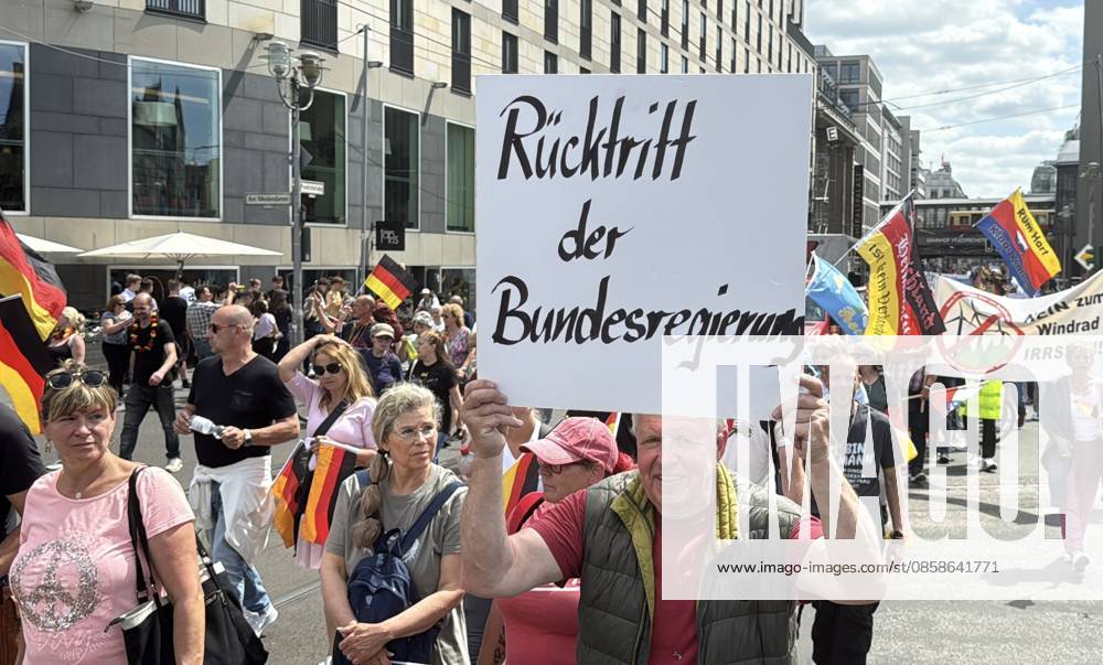 Thousands join anti-government protest organized by Project M1llion in Berlin BERLIN, GERMANY - JUNE 8: Thousands of demonstrators gather in front of the historic Brandenburg Gate, holding German flags and banners, to protest against the German government during a demonstration organized by the Projekt M1llion initiative in Berlin, Germany, on June 8, 2026. Protesters called for the immediate resignation of the government, early elections, and changes to migration, energy, and tax policies. Erbil Basay Anadolu Berlin Germany. Editorial use only. Please get in touch for any other usage.