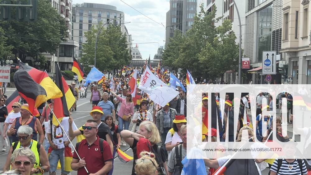 Thousands join anti-government protest organized by Project M1llion in Berlin BERLIN, GERMANY - JUNE 8: Thousands of demonstrators gather in front of the historic Brandenburg Gate, holding German flags and banners, to protest against the German government during a demonstration organized by the Projekt M1llion initiative in Berlin, Germany, on June 8, 2026. Protesters called for the immediate resignation of the government, early elections, and changes to migration, energy, and tax policies. Erbil Basay Anadolu Berlin Germany. Editorial use only. Please get in touch for any other usage.