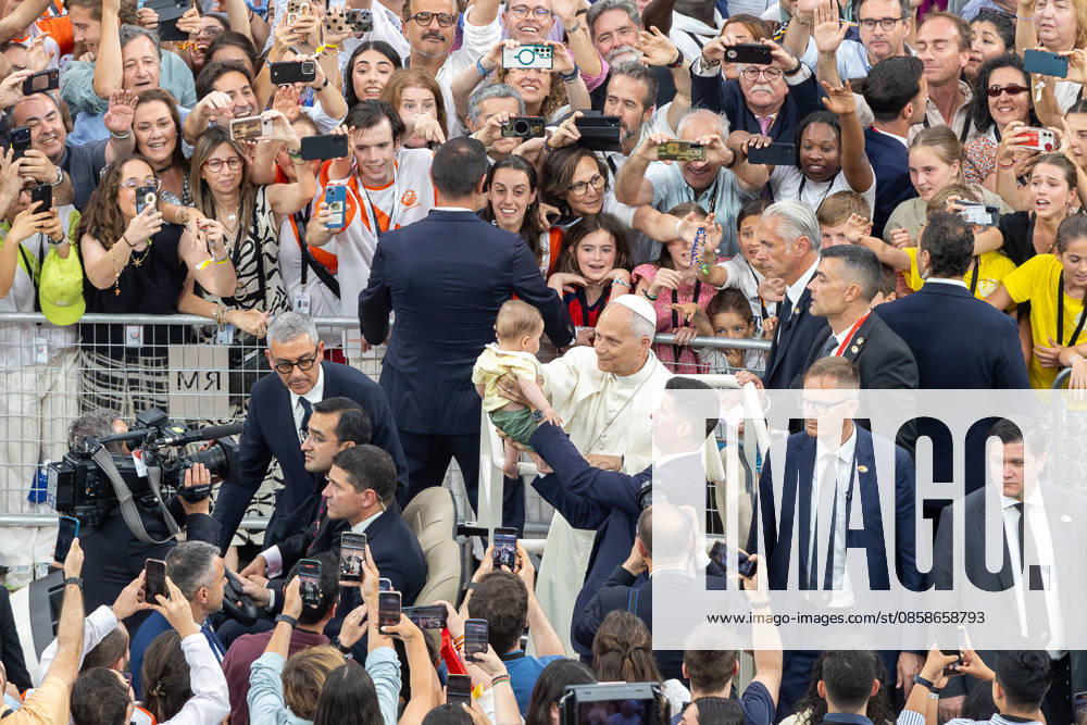 Pope Leo XIV blesses children during a meeting with faithful at Santiago Bernabeu Stadium in Madrid. Madrid Spain - ZUMAl194 20260608_zip_l194_028