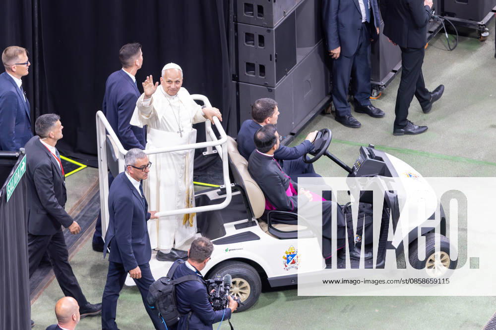 Pope Leo XIV enters Santiago Bernabeu Stadium in the popemobile to greet and welcome the faithful during a meeting in Madrid. Madrid Spain - ZUMAl194 20260608_zip_l194_031
