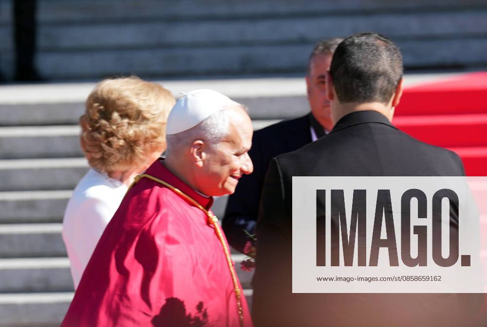 Pope Leo XIV is greeted by Spain s former Queen Sofia as he arrives to attend a prayer and devotion to our Lady of Almudena at the Cathedral of Holy Mary of Almudena in Madrid, Spain, Monday, June 8, 2026 Cordon Press
