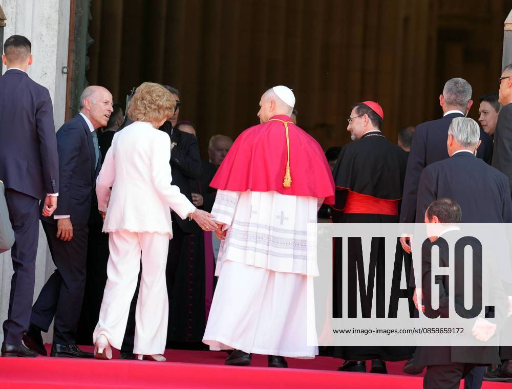 Pope Leo XIV is greeted by Spain s former Queen Sofia as he arrives to attend a prayer and devotion to our Lady of Almudena at the Cathedral of Holy Mary of Almudena in Madrid, Spain, Monday, June 8, 2026 Cordon Press