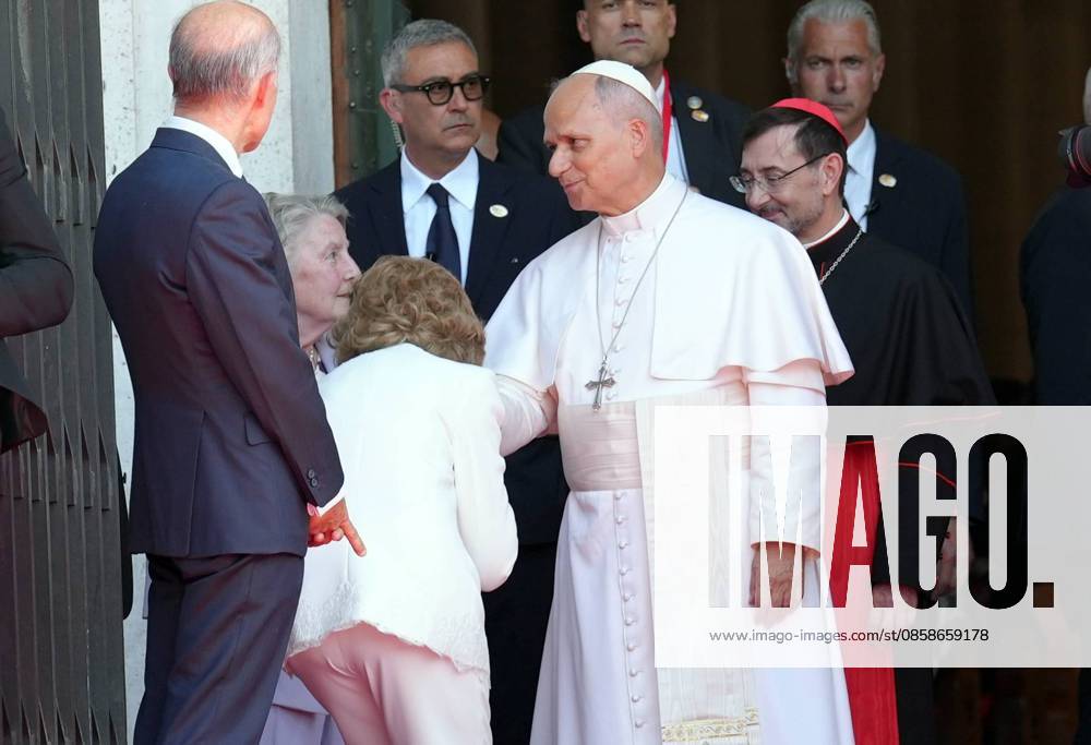 Pope Leo XIV is greeted by Spain s former Queen Sofia as he arrives to attend a prayer and devotion to our Lady of Almudena at the Cathedral of Holy Mary of Almudena in Madrid, Spain, Monday, June 8, 2026 Cordon Press