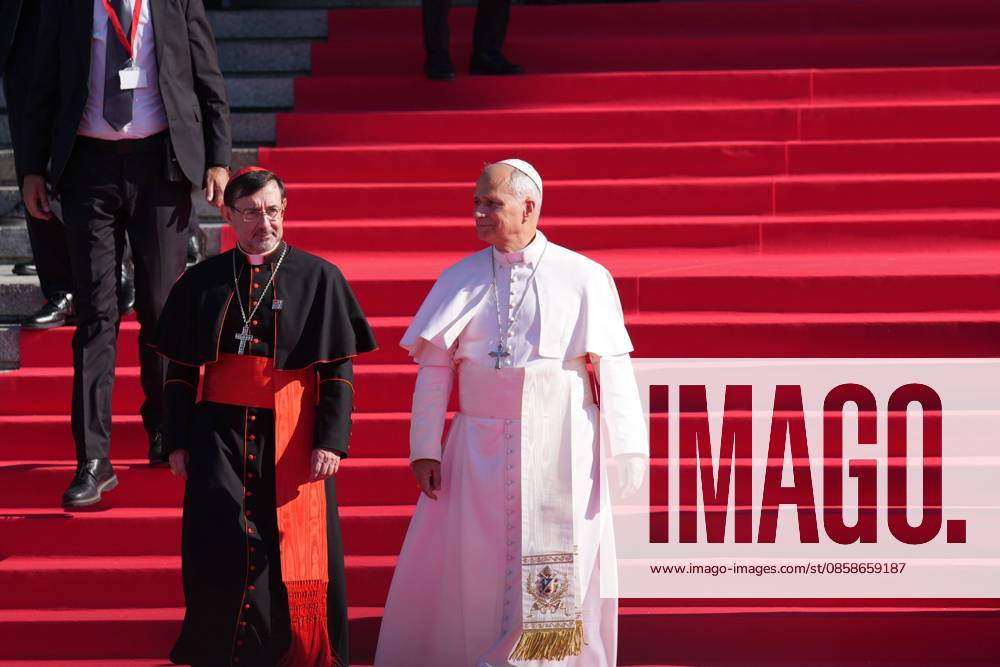 Pope Leo XIV is greeted by faithful as he arrives for a service a prayer and devotion to our Lady of Almudena at the Cathedral of Holy Mary of Almudena in Madrid, Spain, Monday, June 8, 2026 Cordon Press