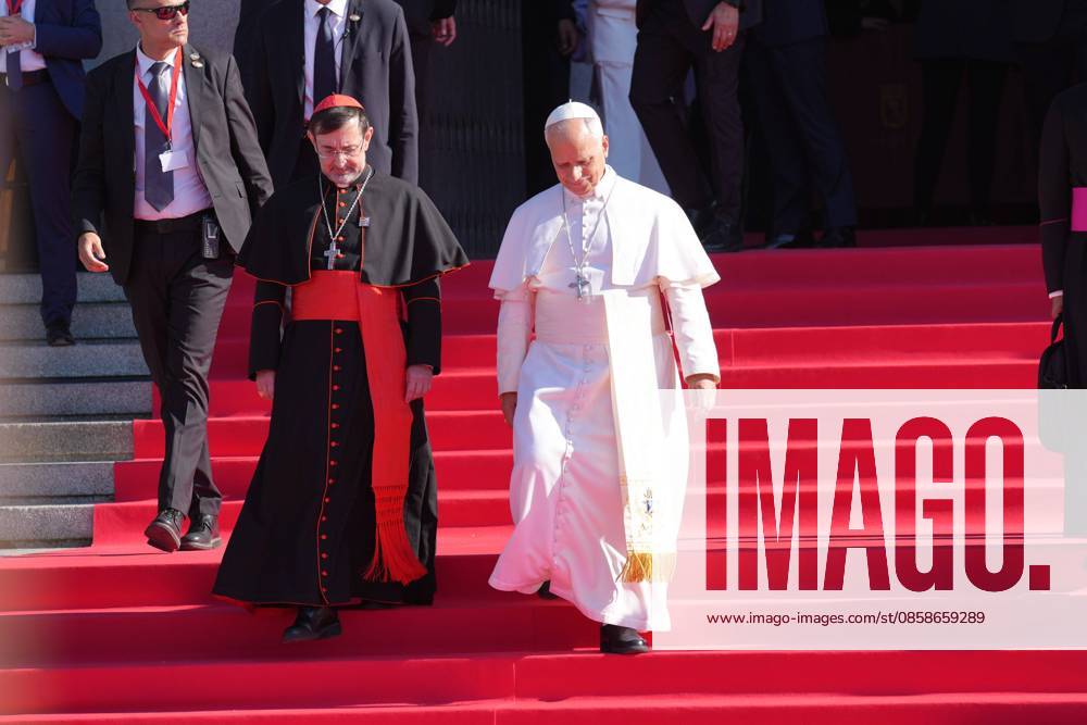 Pope Leo XIV is greeted by faithful as he arrives for a service a prayer and devotion to our Lady of Almudena at the Cathedral of Holy Mary of Almudena in Madrid, Spain, Monday, June 8, 2026 Cordon Press
