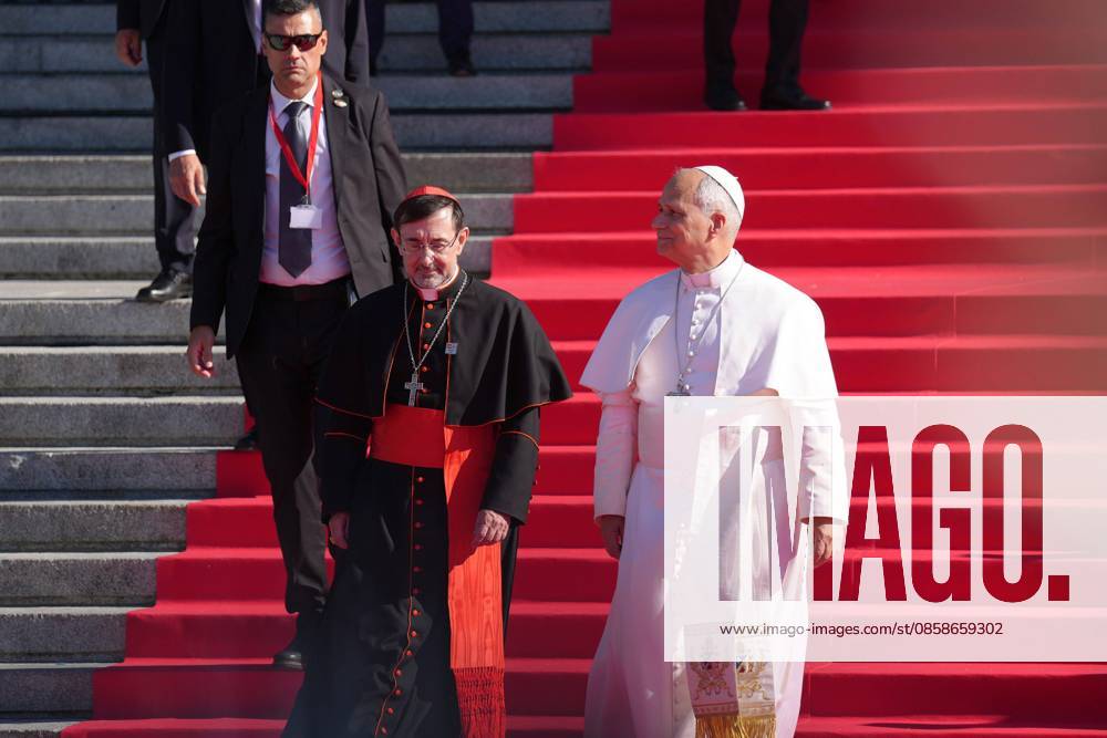 Pope Leo XIV is greeted by faithful as he arrives for a service a prayer and devotion to our Lady of Almudena at the Cathedral of Holy Mary of Almudena in Madrid, Spain, Monday, June 8, 2026 Cordon Press