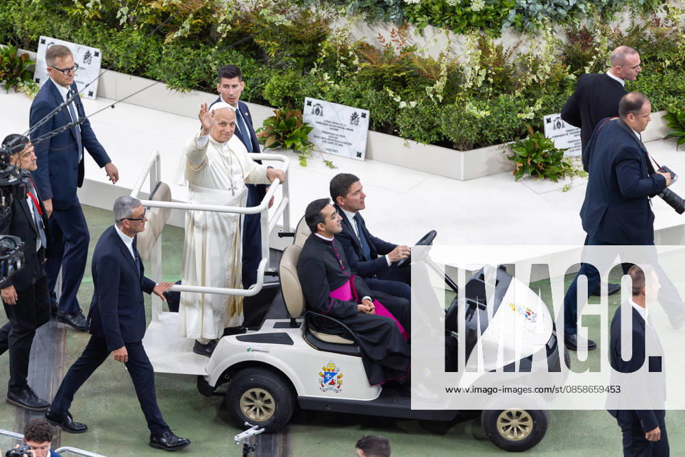 Pope Leo XIV rides in the popemobile during a meeting with the Diocesan Community at Santiago Bernabeu Stadium in Madrid Madrid Spain - ZUMAl194 20260608_zip_l194_032