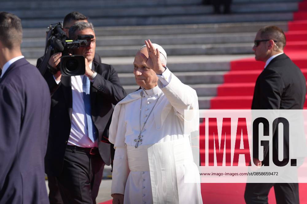 Pope Leo XIV is greeted by faithful as he arrives for a service a prayer and devotion to our Lady of Almudena at the Cathedral of Holy Mary of Almudena in Madrid, Spain, Monday, June 8, 2026 Cordon Press