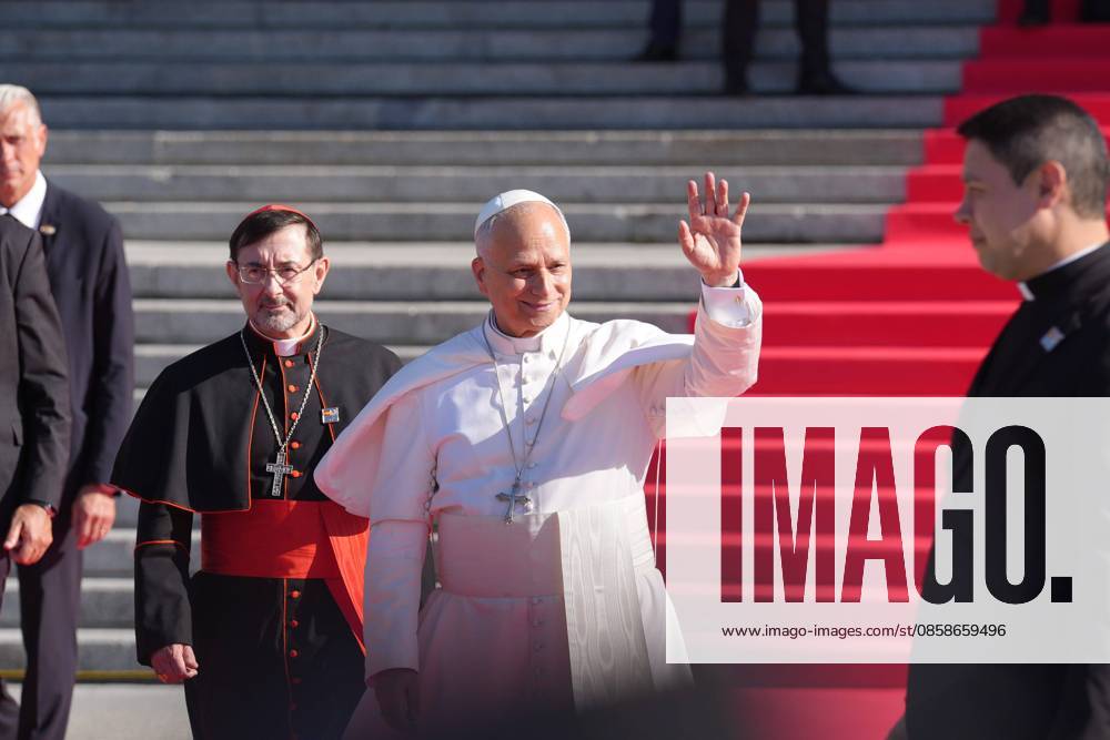 Pope Leo XIV is greeted by faithful as he arrives for a service a prayer and devotion to our Lady of Almudena at the Cathedral of Holy Mary of Almudena in Madrid, Spain, Monday, June 8, 2026 Cordon Press