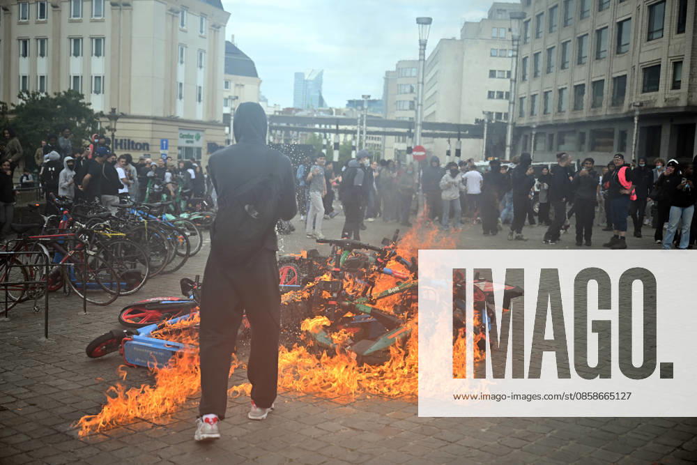 Students and Teachers stage protest against Education Reform in Brussels BRUSSELS, BELGIUM - JUNE 08: A protester stands near a pile of burning bicycles and rental e-scooters during a demonstration against planned education sector reforms in Brussels, Belgium on June 08, 2026. Students and teachers gathered to protest against austerity measures proposed by Valerie Glatigny, the Education Minister of Belgium s French Community, which include increasing higher education tuition fees and extending teaching hours without extra pay. Dursun Aydemir Anadolu Brussels Belgium. Editorial use only. Please get in touch for any other usage.