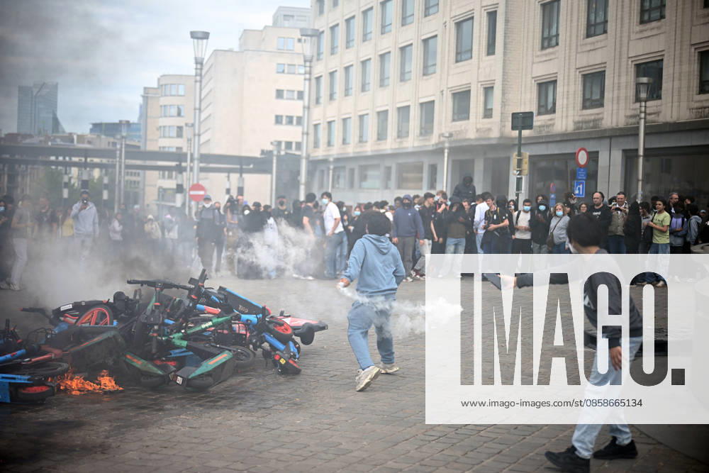 Students and Teachers stage protest against Education Reform in Brussels BRUSSELS, BELGIUM - JUNE 08: Protesters burn bicycles and rental e-scooters during a demonstration against planned education sector reforms in Brussels, Belgium on June 08, 2026. Students and teachers gathered to protest against austerity measures proposed by Valerie Glatigny, the Education Minister of Belgium s French Community, which include increasing higher education tuition fees and extending teaching hours without extra pay. Dursun Aydemir Anadolu Brussels Belgium. Editorial use only. Please get in touch for any other usage.