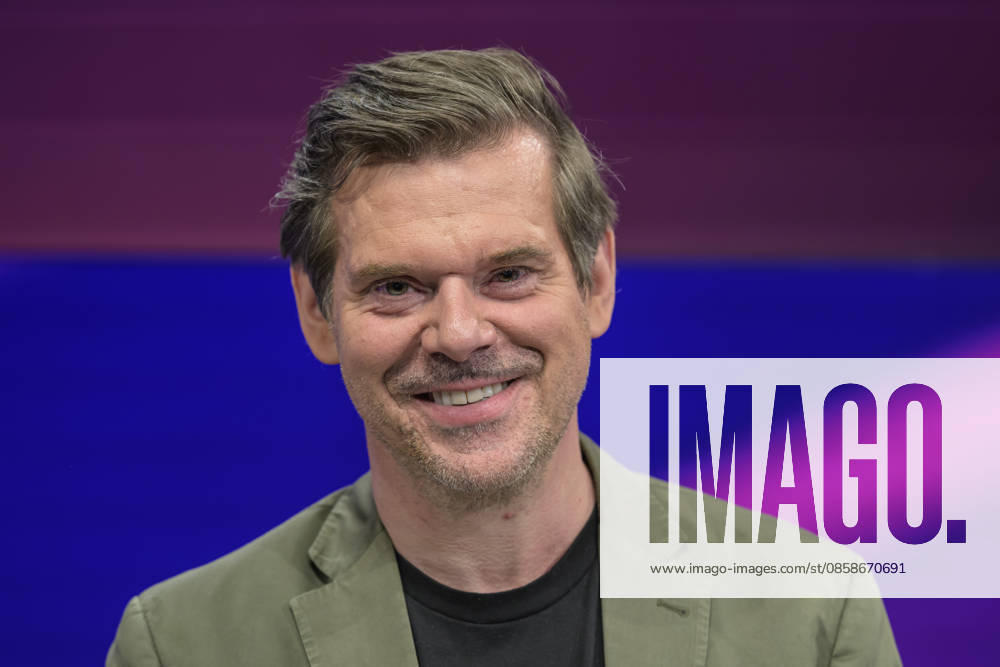 V l Gregor Peter Schmitz Stern , GER, Berlin, Studio, as a guest on Maischberger, political talk show, TV, format, with presenter Sandra Maischberger, Das Erste, from Adlershof Am Studio 20, 08 06 2026,