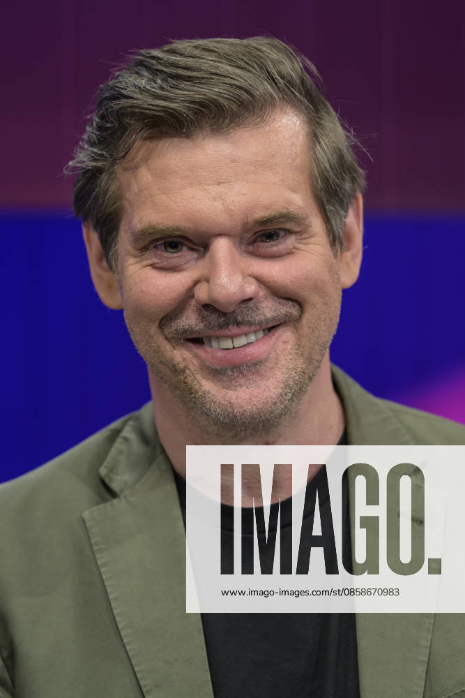 V l Gregor Peter Schmitz Stern , GER, Berlin, Studio, as a guest on Maischberger, political talk show, TV, format, with presenter Sandra Maischberger, Das Erste, from Adlershof Am Studio 20, 08 06 2026,