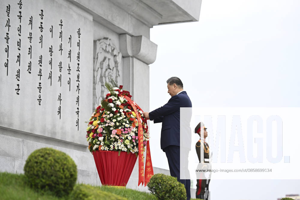 (260609) -- PYONGYANG, June 9, 2026 -- Xi Jinping, general secretary of the Communist Party of China Central Committee and Chinese president, straightens the ribbons on a flower basket while paying homage to the China-DPRK Friendship Tower with his wife Peng Liyuan, in the company of Kim Jong Un, general secretary of the Workers Party of Korea and president of the State Affairs of the Democratic People s Republic of Korea (DPRK), and Kim s wife Ri Sol Ju, in Pyongyang, the DPRK, June 9, 2026. ) DPRK-PYONGYANG-CHINA-XI JINPING-CHINA-DPRK FRIENDSHIP TOWER XiexHuanchi
