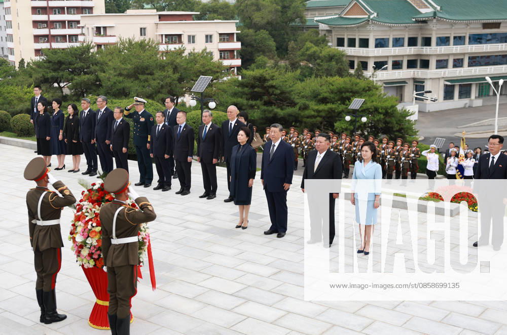 (260609) -- PYONGYANG, June 9, 2026 -- Xi Jinping, general secretary of the Communist Party of China Central Committee and Chinese president, pays homage to the China-DPRK Friendship Tower with his wife Peng Liyuan, in the company of Kim Jong Un, general secretary of the Workers Party of Korea and president of the State Affairs of the Democratic People s Republic of Korea (DPRK), and Kim s wife Ri Sol Ju, in Pyongyang, the DPRK, June 9, 2026. ) DPRK-PYONGYANG-CHINA-XI JINPING-CHINA-DPRK FRIENDSHIP TOWER DingxHaitao