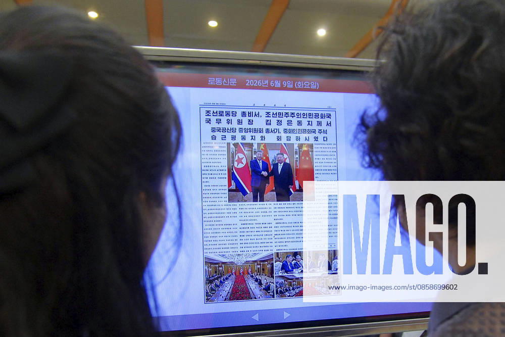 Scene in Pyongyang People look at a screen showing news about a meeting between North Korean leader Kim Jong Un and visiting Chinese President Xi Jinping, at a subway station in Pyongyang on June 9, 2026. A14AA0005618128P