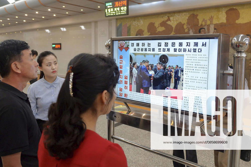Scene in Pyongyang People look at a screen showing news about a meeting between North Korean leader Kim Jong Un and visiting Chinese President Xi Jinping, at a subway station in Pyongyang on June 9, 2026. A14AA0005618129P