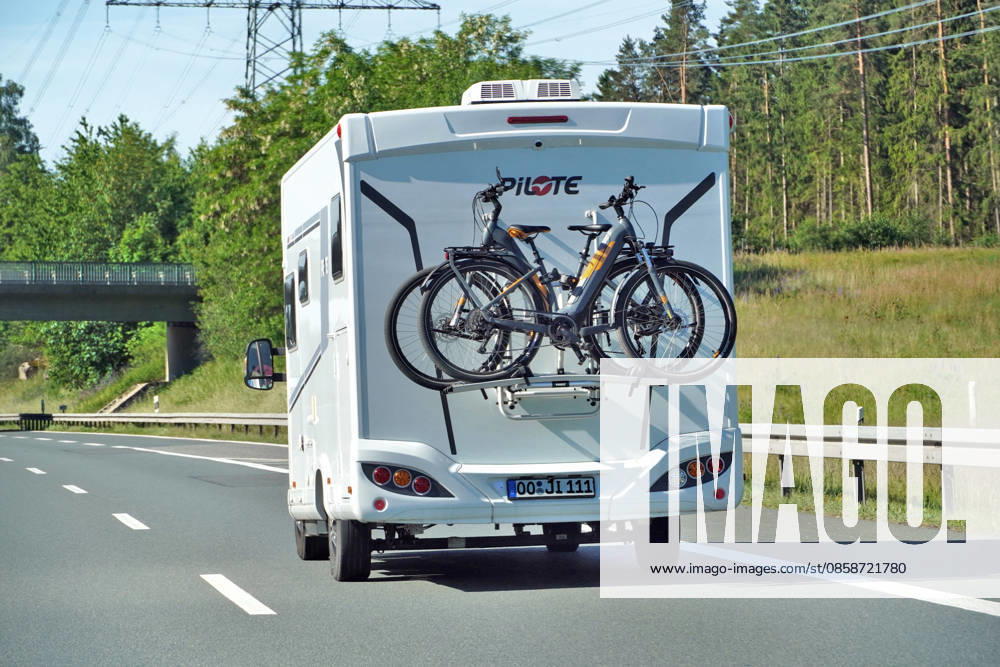 Urlaubszeit%2C Campingurlaub%2C Aktivurlaub%2C on the road with the Camper%2C Bicycles at the Hecktr%C3%A4ger%2C Motorway exit 1131609997