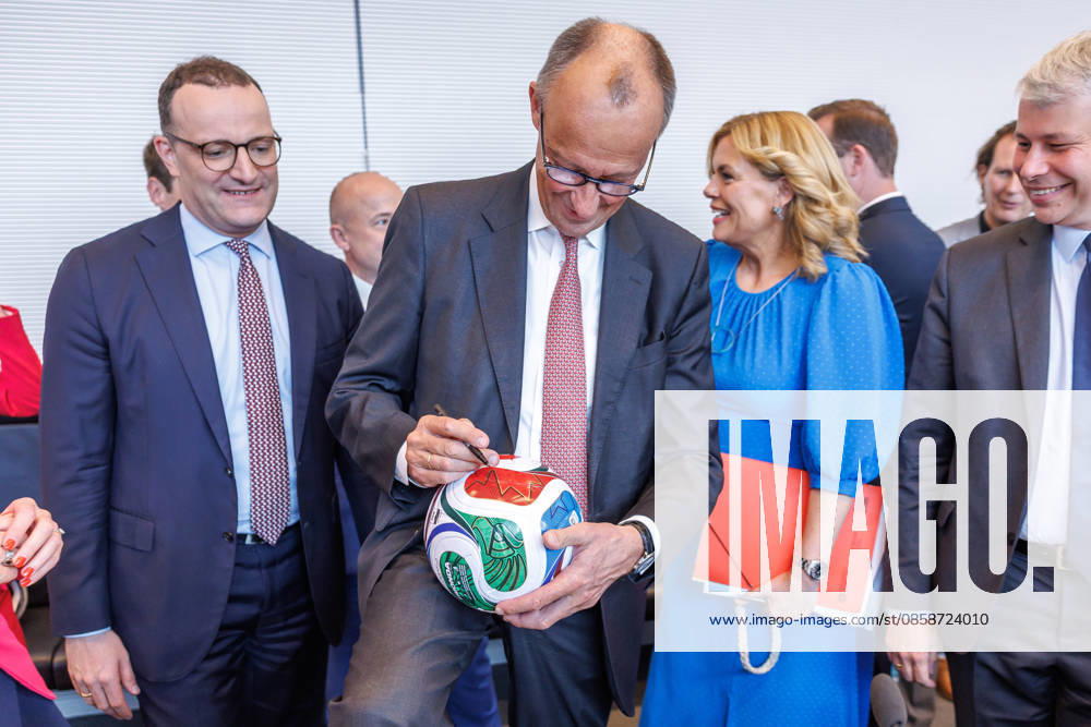Parliamentary group meeting CDU CSU Friedrich Merz CDU and Bundestag President Julia Kloeckner at a parliamentary group meeting on 9 06 2026 in Berlin Berlin Germany Bundestag