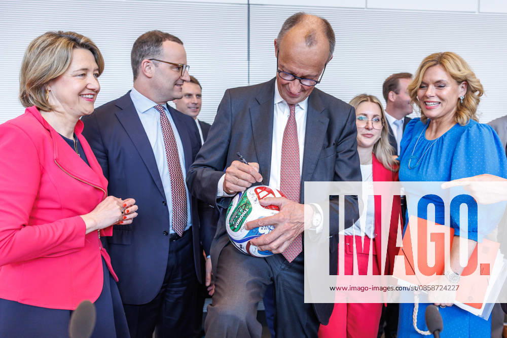 Parliamentary group meeting CDU CSU Friedrich Merz CDU and Bundestag President Julia Kloeckner at a parliamentary group meeting on 9 06 2026 in Berlin Berlin Germany Bundestag