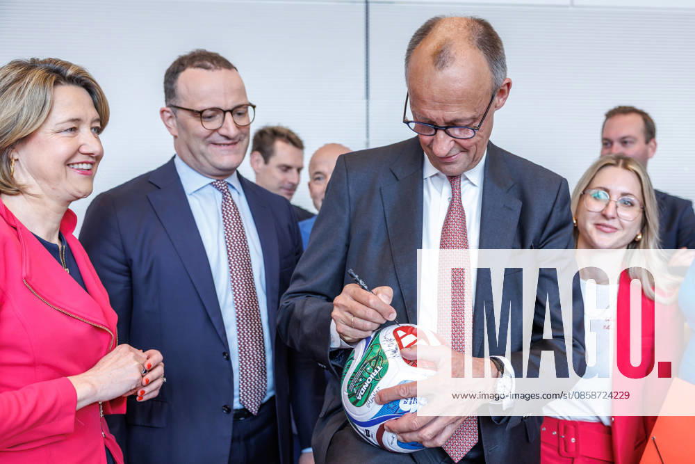 Parliamentary group meeting CDU CSU Friedrich Merz CDU at a parliamentary group meeting on 9 06 2026 in Berlin Berlin Berlin Germany Bundestag