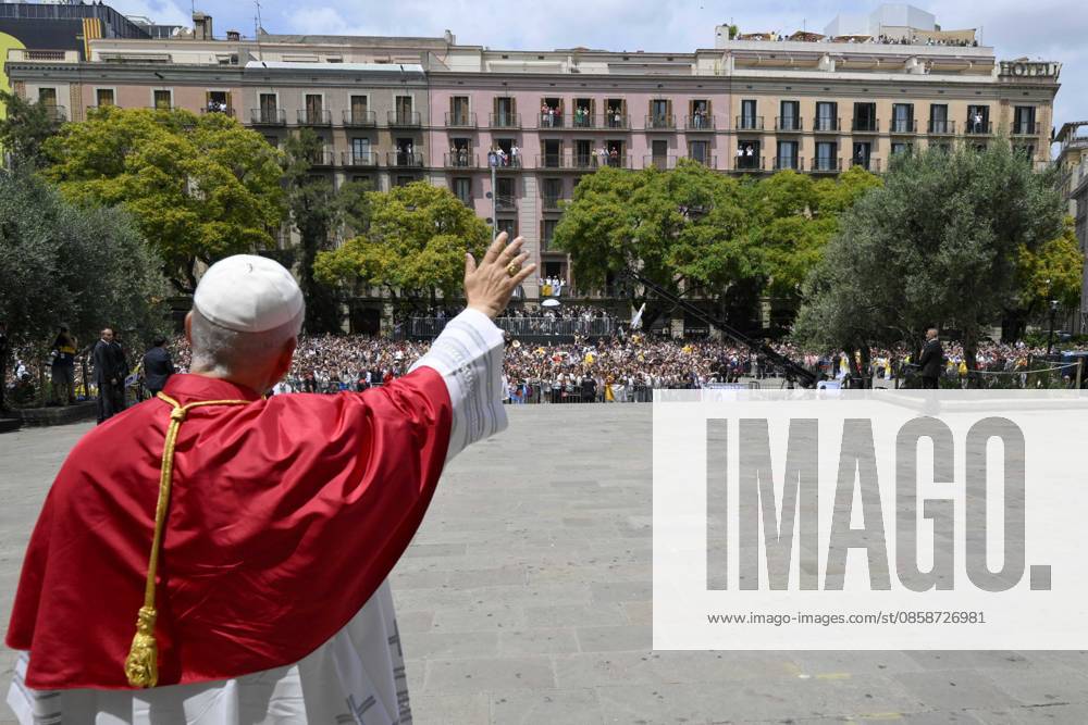 IPA85515137 - Spain, Vatican, 2026 6 9 Pope Leo XIV holds a midday prayer in the Cathedral of the Holy Cross and Saint Eulalia in Barcelona Photograph by VATICAN MEDIA Catholic Press Photo