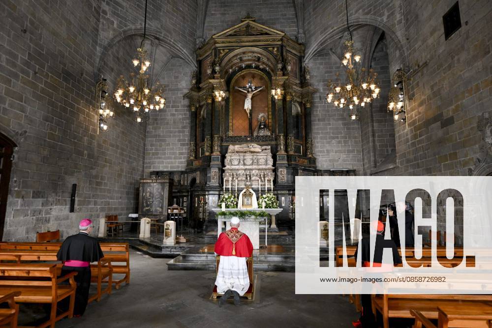 IPA85515138 - Spain, Vatican, 2026 6 9 Pope Leo XIV holds a midday prayer in the Cathedral of the Holy Cross and Saint Eulalia in Barcelona Photograph by VATICAN MEDIA Catholic Press Photo