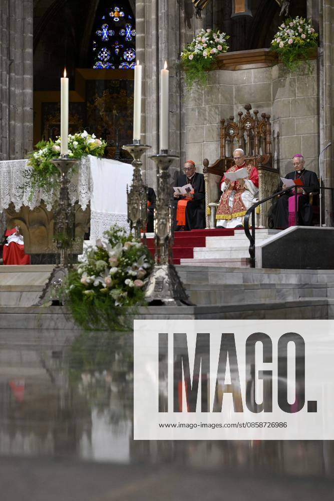 IPA85515142 - Spain, Vatican, 2026 6 9 Pope Leo XIV holds a midday prayer in the Cathedral of the Holy Cross and Saint Eulalia in Barcelona Photograph by VATICAN MEDIA Catholic Press Photo